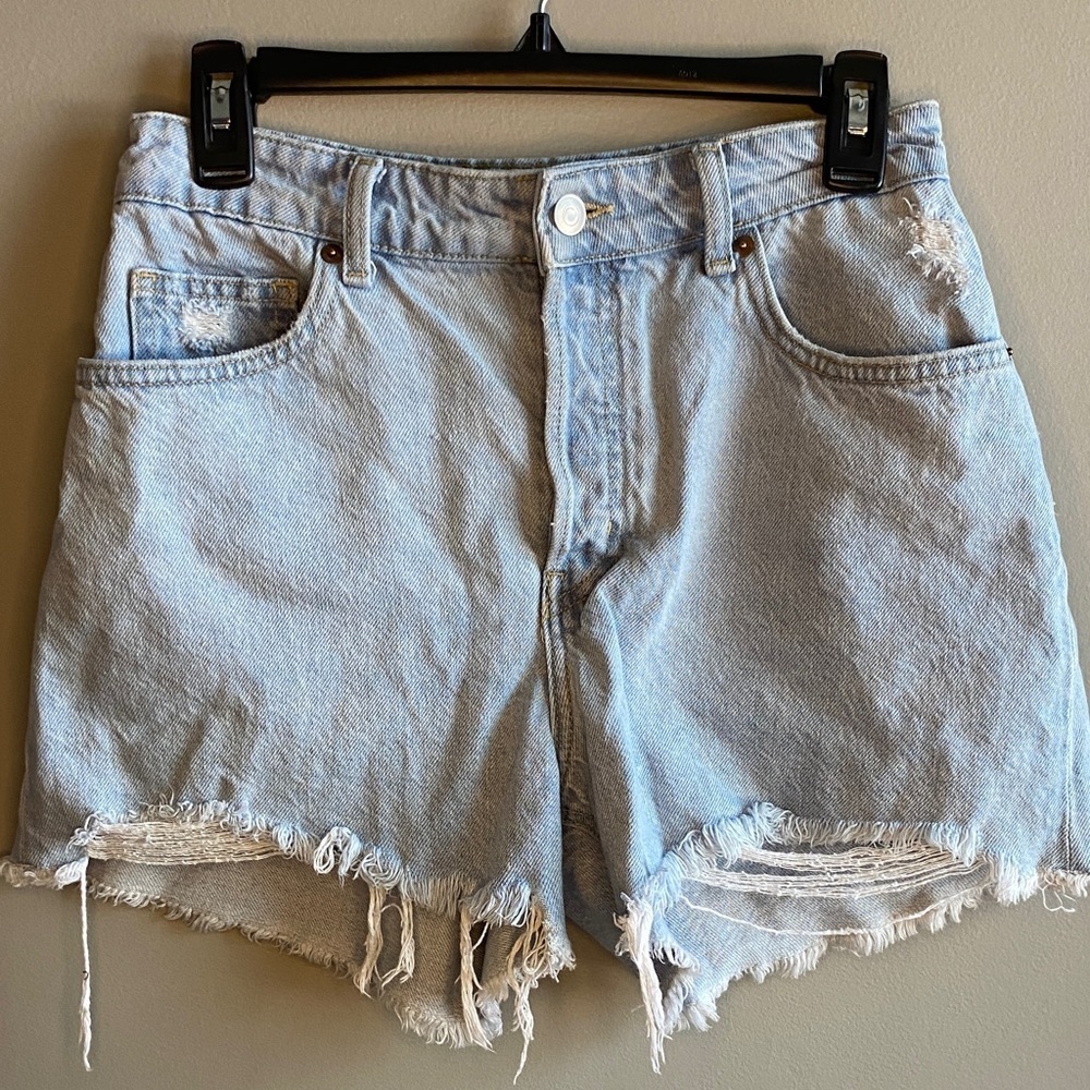 H&M Light Wash Distressed Denim Shorts (Size 6)